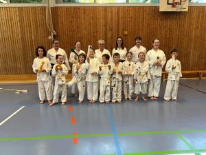 Mehr über den Artikel erfahren Sommerliche Gürtelprüfungen bei den Karate-Kids